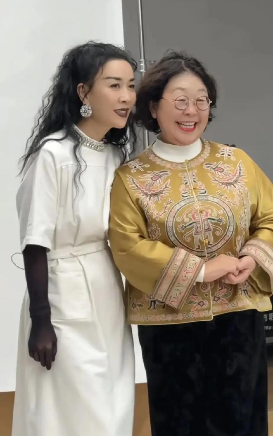 那英后台冲杜海涛妈妈喊了声“阿姨”，一半人夸她高情商，另一半人却觉得无比尴尬。