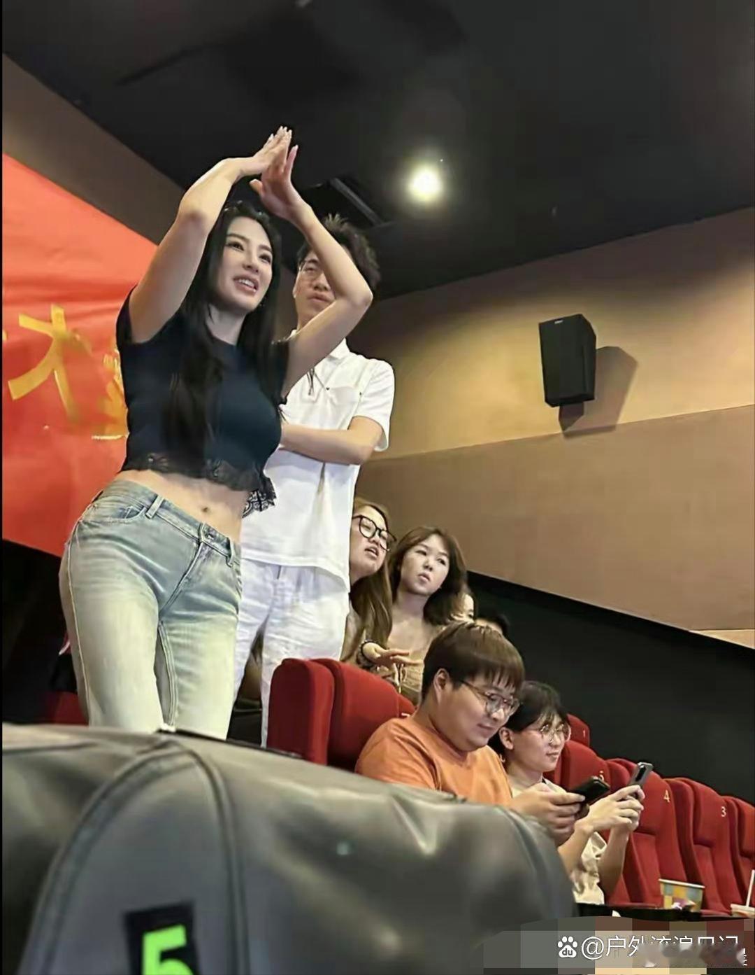 张雨绮真人脸小巧精致，小腹平坦还练出马甲线，整个人年轻又明艳动人。
