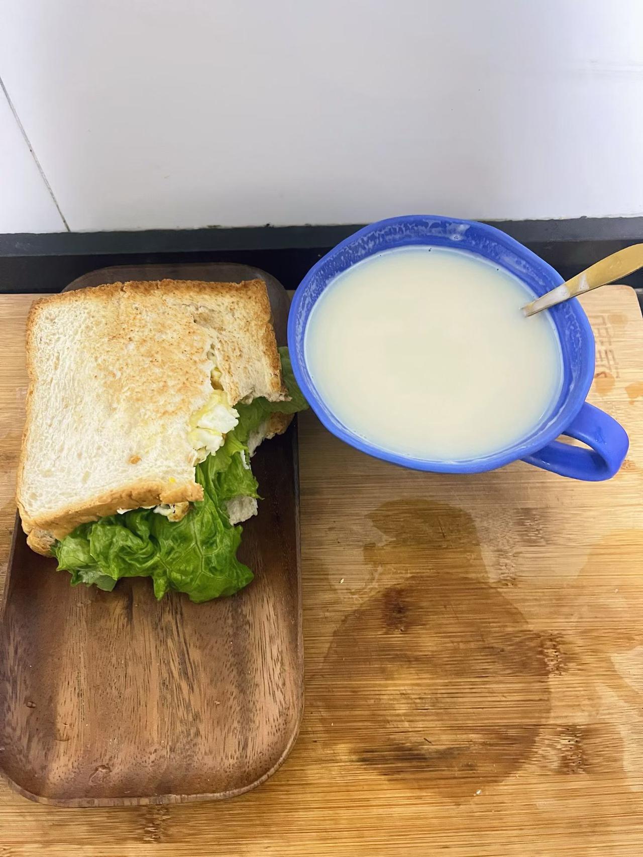 明天就是2025年的最后一天啦，你们打算吃什么当作早餐呢？我决定吃汉堡和豆浆，给