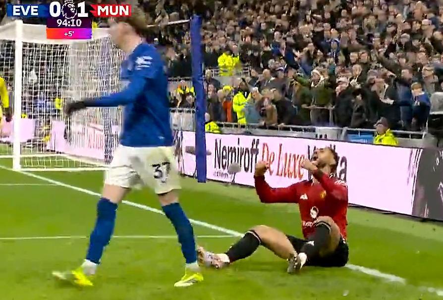 完场，曼联客场1比0战胜埃弗顿，塞斯科打进全场唯一进球。一场比较混乱的比赛，双方