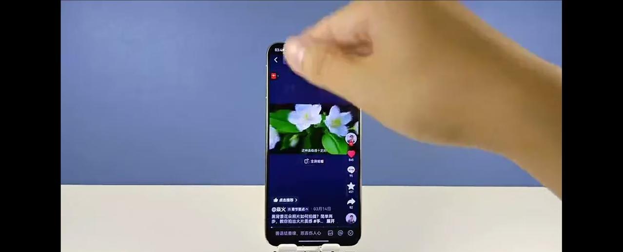 这两天，苹果的吐舌头操作火了，现实将可能变成：华为招招手，果粉吐舌头。这将成为