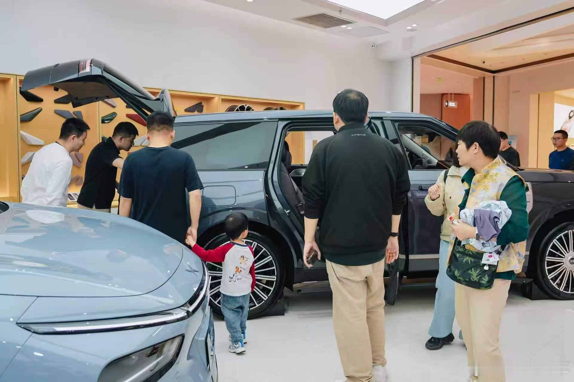 感谢黑子们前期的努力抹黑，把小鹏GX的内饰预期拉到了和MONA一个档次。车友群