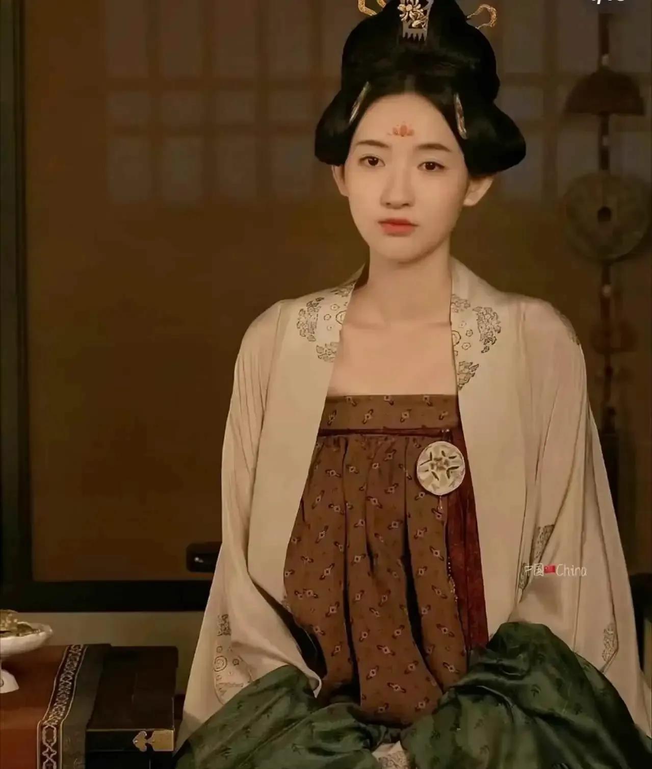 396年，王羲之12岁的孙女王神爱嫁给了太子司马德宗。洞房之夜，王神爱坐在床上，