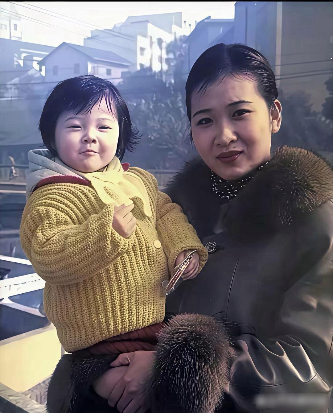 吴艳妮的妈妈就是享福的命，年轻时候就打扮得很洋气时髦，现在更是贵气逼人，衣品贼赞