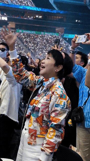 才发现，谢霆锋的妈妈真是个狠人，2000年，在她二婚的时候，请到的证婚人居然