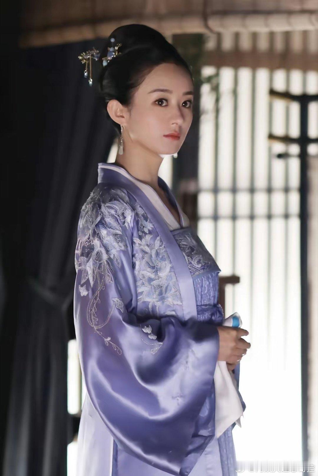 虽然都是圆脸，但很显然赵丽颖和谭松韵不一样，赵丽颖五官长得很好，脸小小的、眼睛大