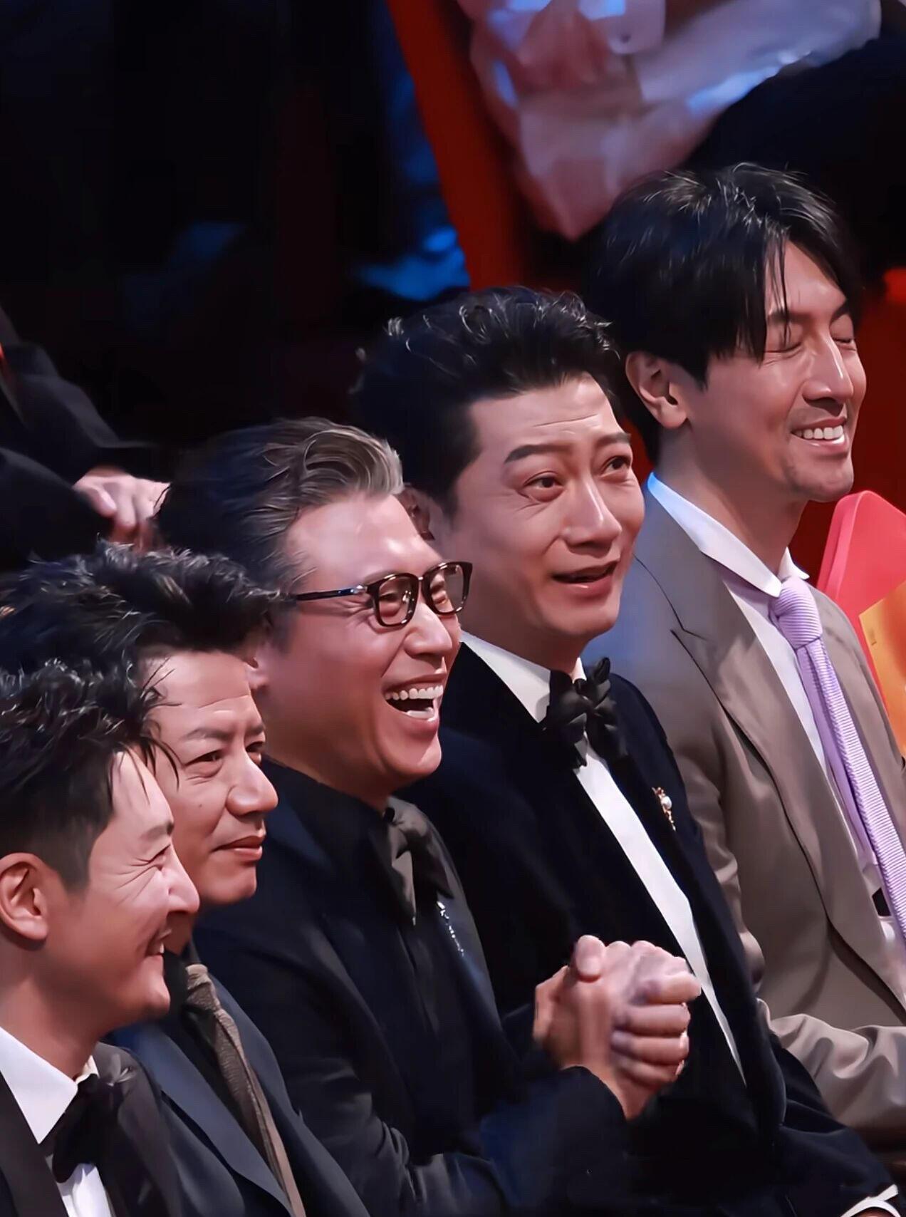 第35届飞天奖颁奖典礼现场从左到右5位男演员依次：1. 郭京飞（最左边）