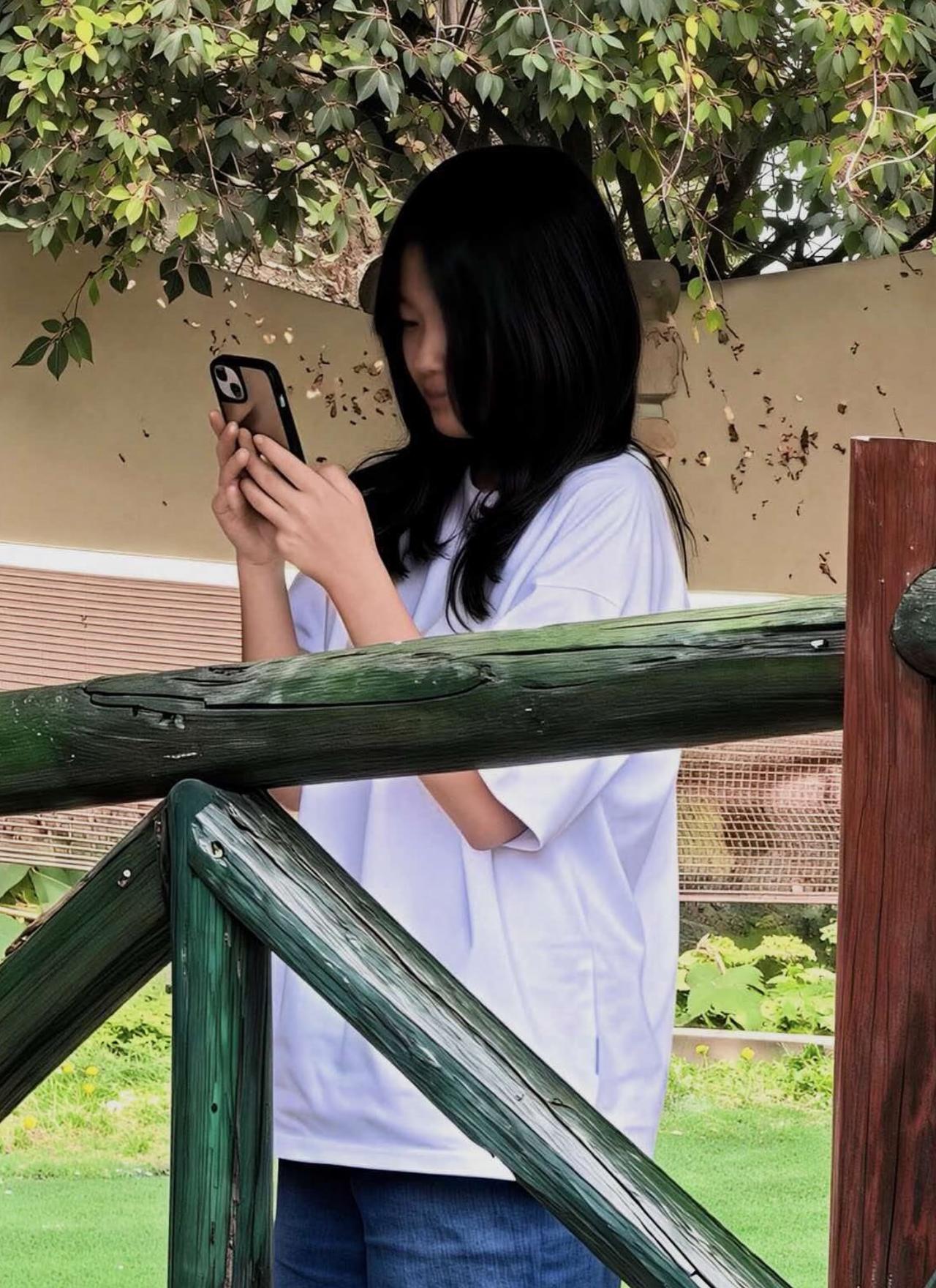 汪小菲带女儿现身北京怀柔度假，12岁小玥儿正脸首曝光，和妈妈大S好像，气质恬静长