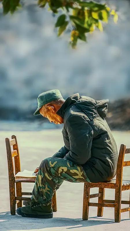 农村老兵曾保家卫国，奉献了青春，可褪下军装后却面临诸多困境。生活补助方面，目前每