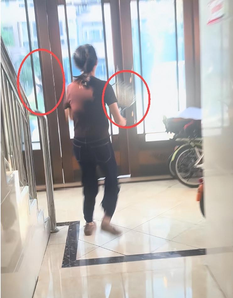 高考第二天，孩子在高考考场奋笔疾书，爸妈在小区上演百米冲刺，一家人都有大事要忙。