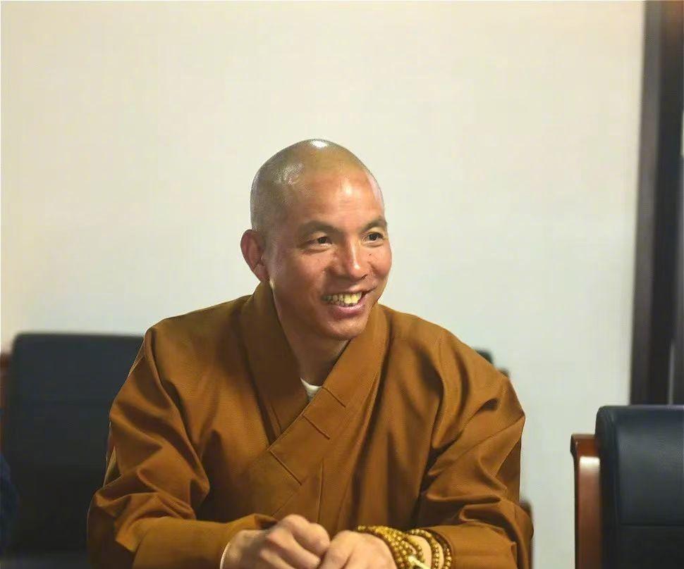 看看少林寺新选上来那个主持，虽然清瘦，也是眼冒精光。一点都不像高僧大德，也是目的