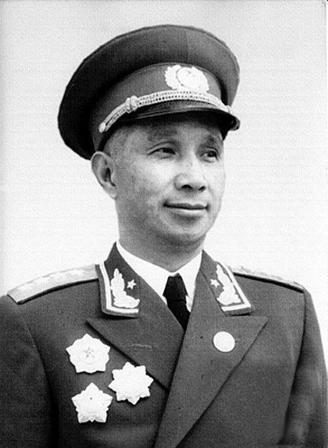 粟裕晚年回忆说：国军有三个人最难对付，薛岳张灵甫都排不上号，有一个让他连吃三次亏