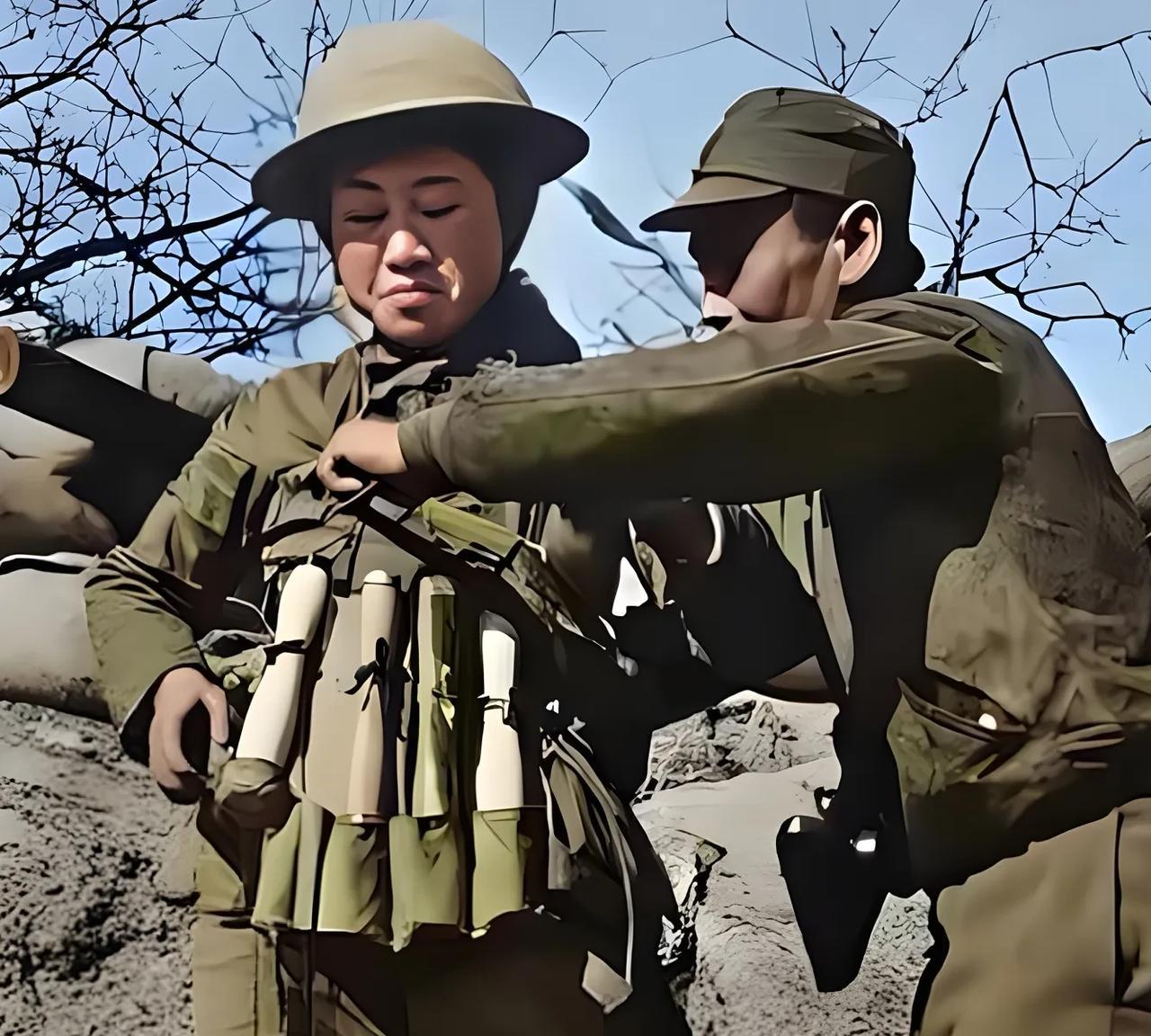 这是1938年，徐州会战中，一名女敢死队员，浑身绑满了手榴弹。他的长官正在帮她捆