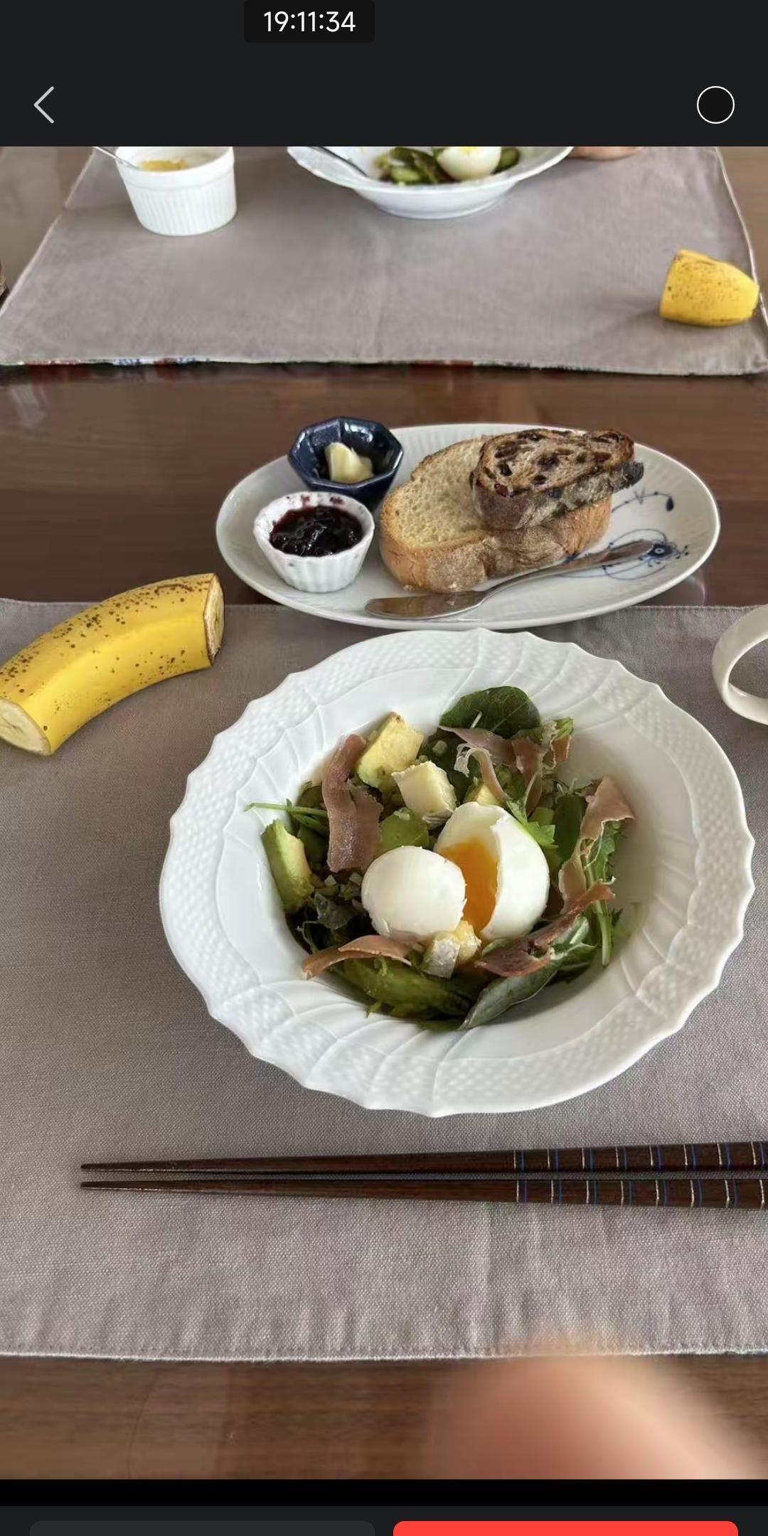 这是一个日本中产家庭的早餐，香蕉被分成了三块，要去上班工作的爸爸分了中间一大截
