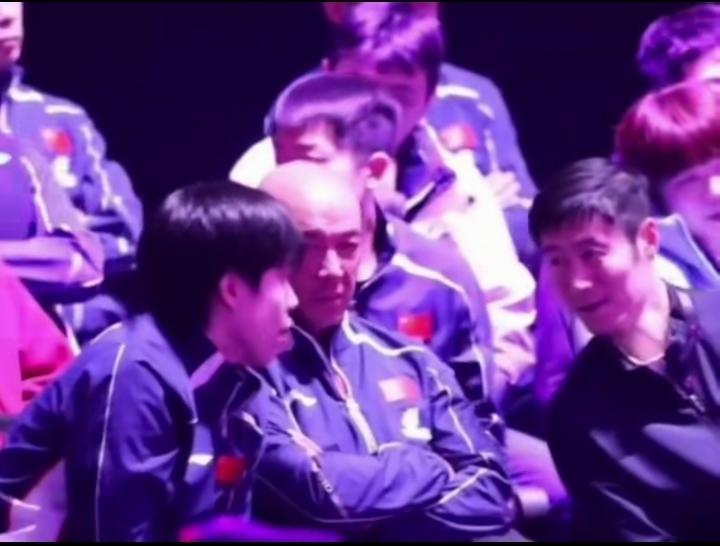 3月15日重庆冠军赛，国乒集体现场观看男单决赛，王楚钦与乒协领导王励勤同框热聊的