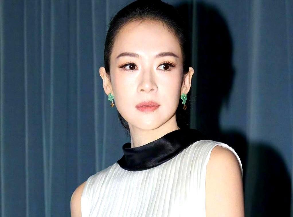 脚下是百米悬崖，10岁的醒醒回头冲章子怡喊：妈，你快点！这一幕就发生在三亚