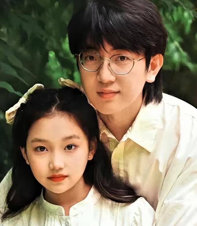 上海一男子领养了一个12岁的盲童女孩，花25万给他治眼睛，谁料女