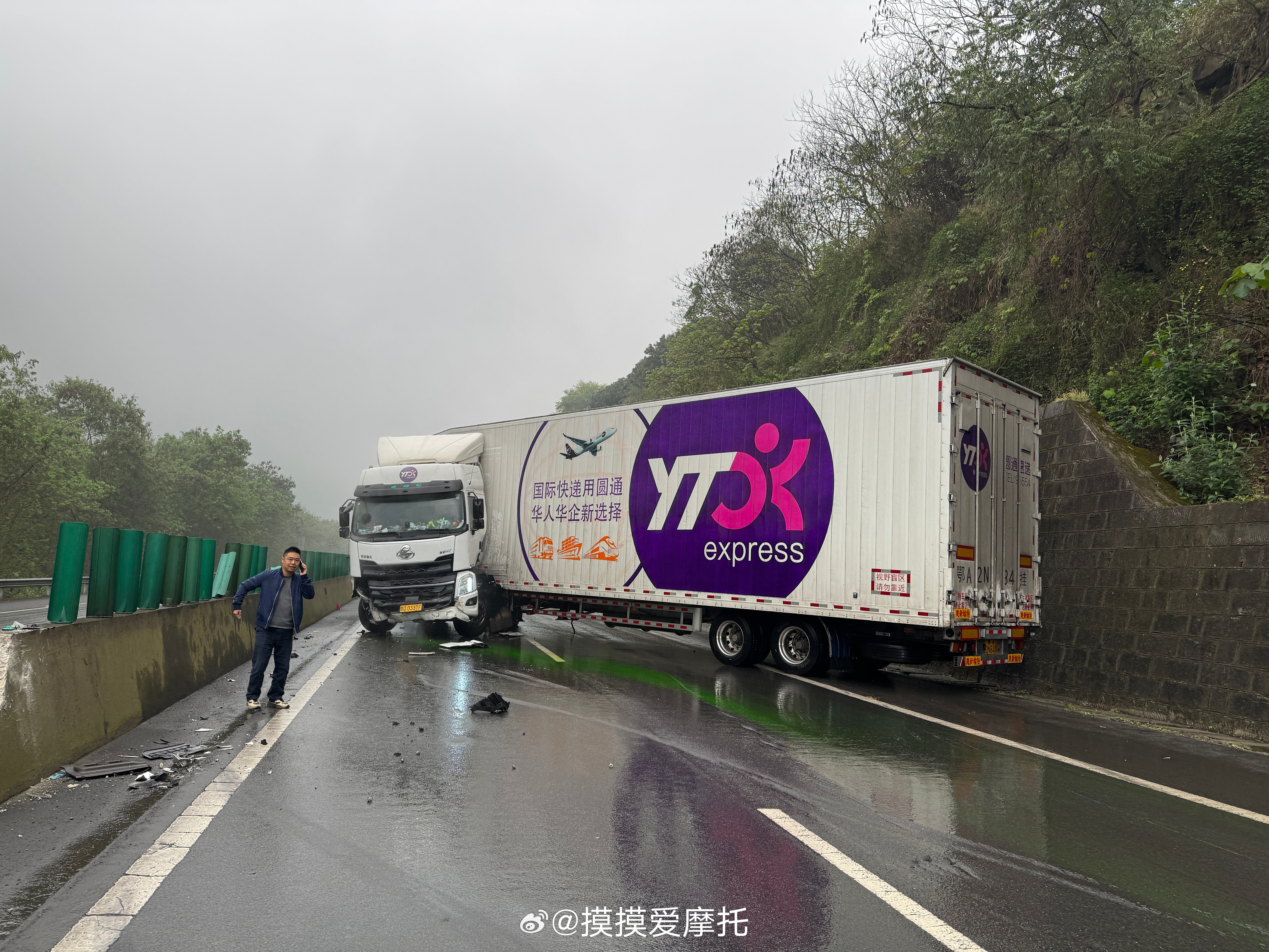 机车摩托车目睹一起交通事故，一辆快递货车撞上了高速隔离带，还好没人员受伤，整个