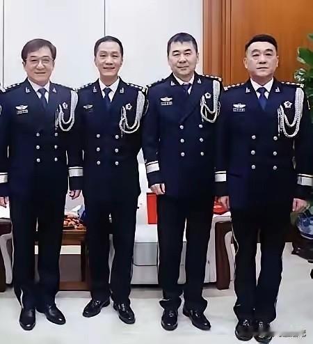 最左边是成龙，其他三人没认出来。