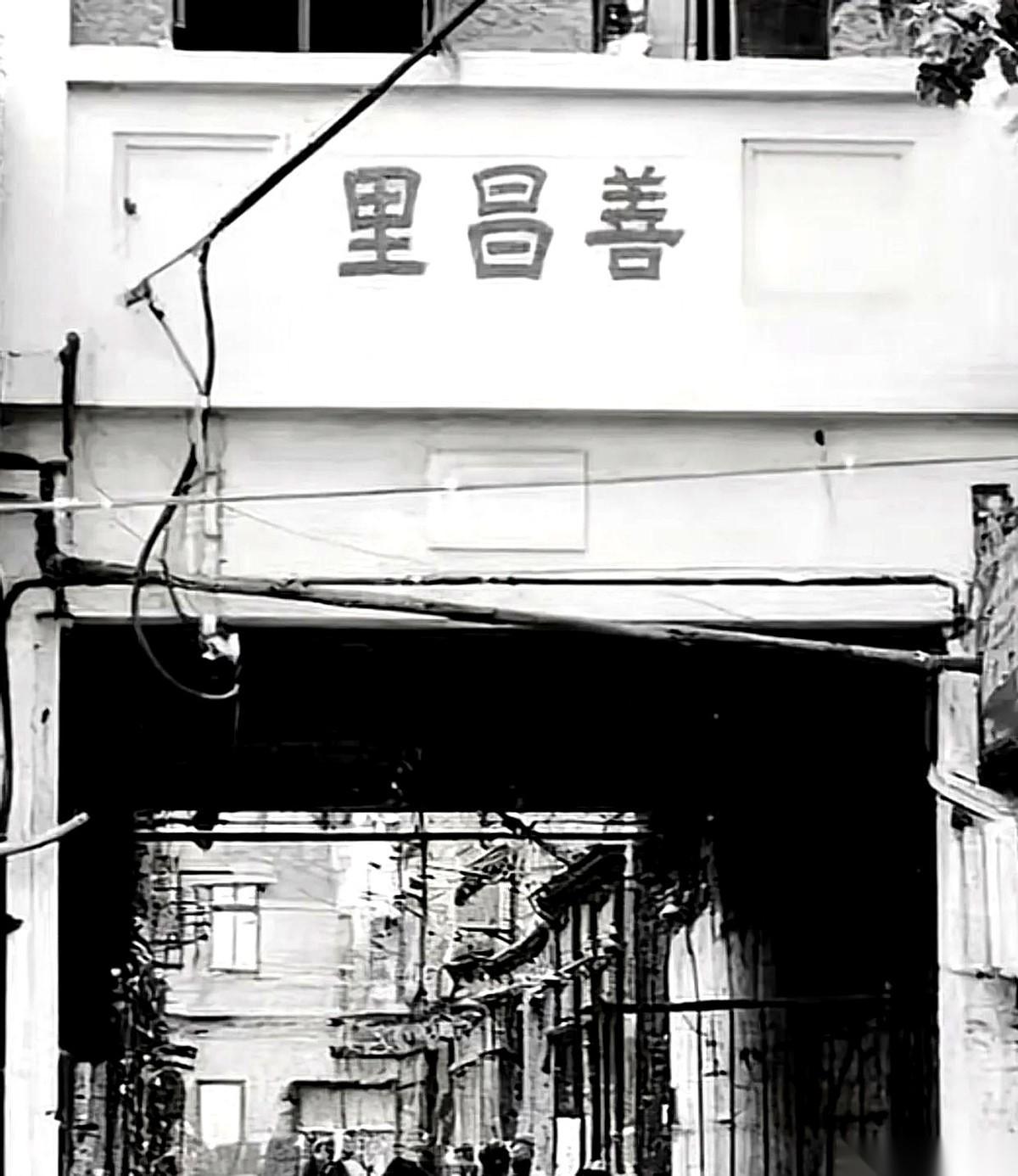 盖浇饭的浇头，居然是锅底的脆锅巴。你敢信？就那种大铁锅爆炒的粗面条，油光锃亮