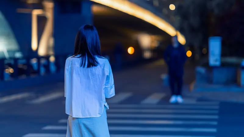 结婚前几天还不安分作妖,会落得怎样的下场?说不定要赔上自己的一生。有个女子,距离