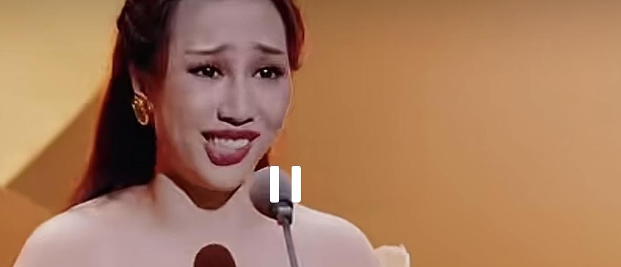 被批“眉毛抢戏”，唱哭腔时像在笑。廖昌永这位旅欧女高音博士，差点被一个“表情包