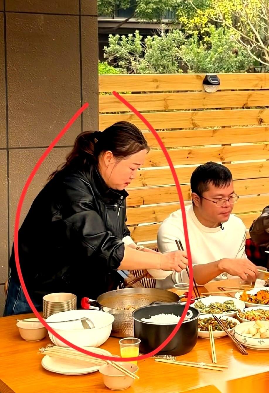 一桌子的人，热热闹闹地喊我“周阿姨，快来坐下一起吃”。我笑着答应，挪过去，但心