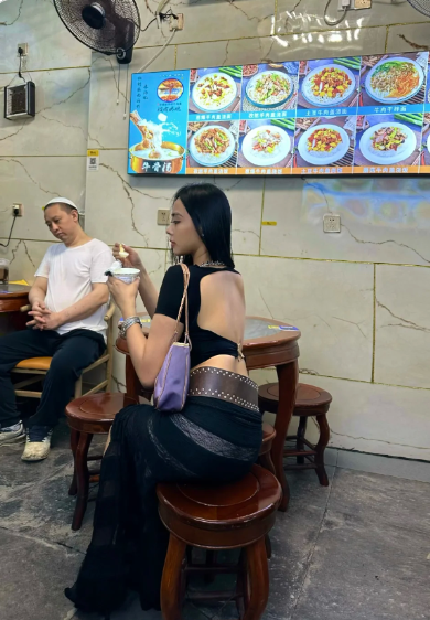 在家不想做饭，只能出来随便吃点了