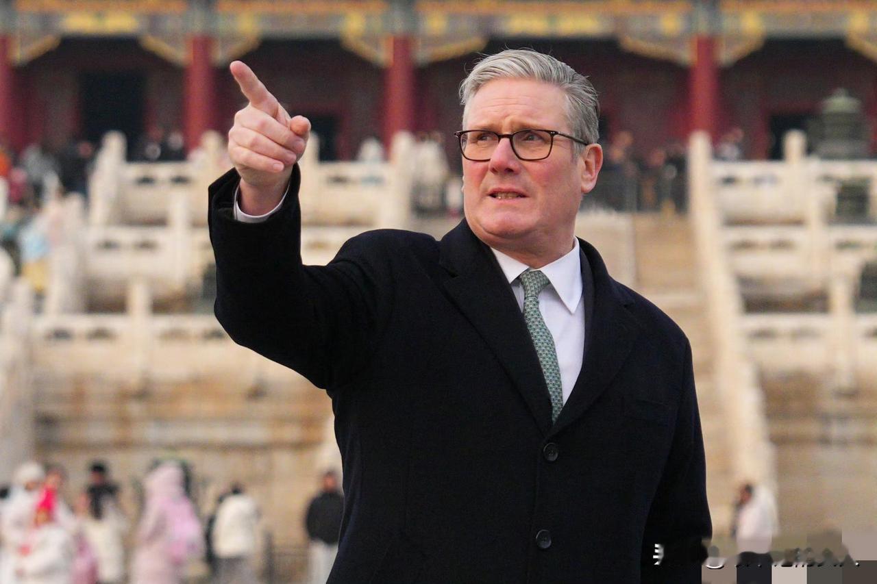 分享图片！英国首相斯塔默在故宫参观！看上去穿的有点单薄，真是抗冻！[比心]