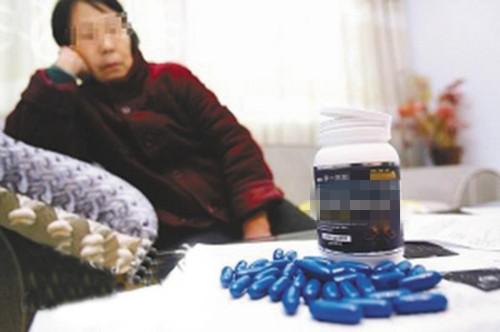 高龄孕妇预产期超两周才去医院, 孩子剖出后, 医生说: 一把屎拉扯大的