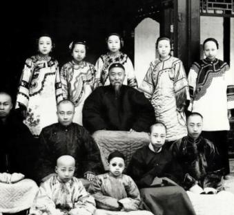 1871年，45岁的李鸿章看到母亲露在轿帘外的脚，忙低声说：“娘，你把脚往回收收