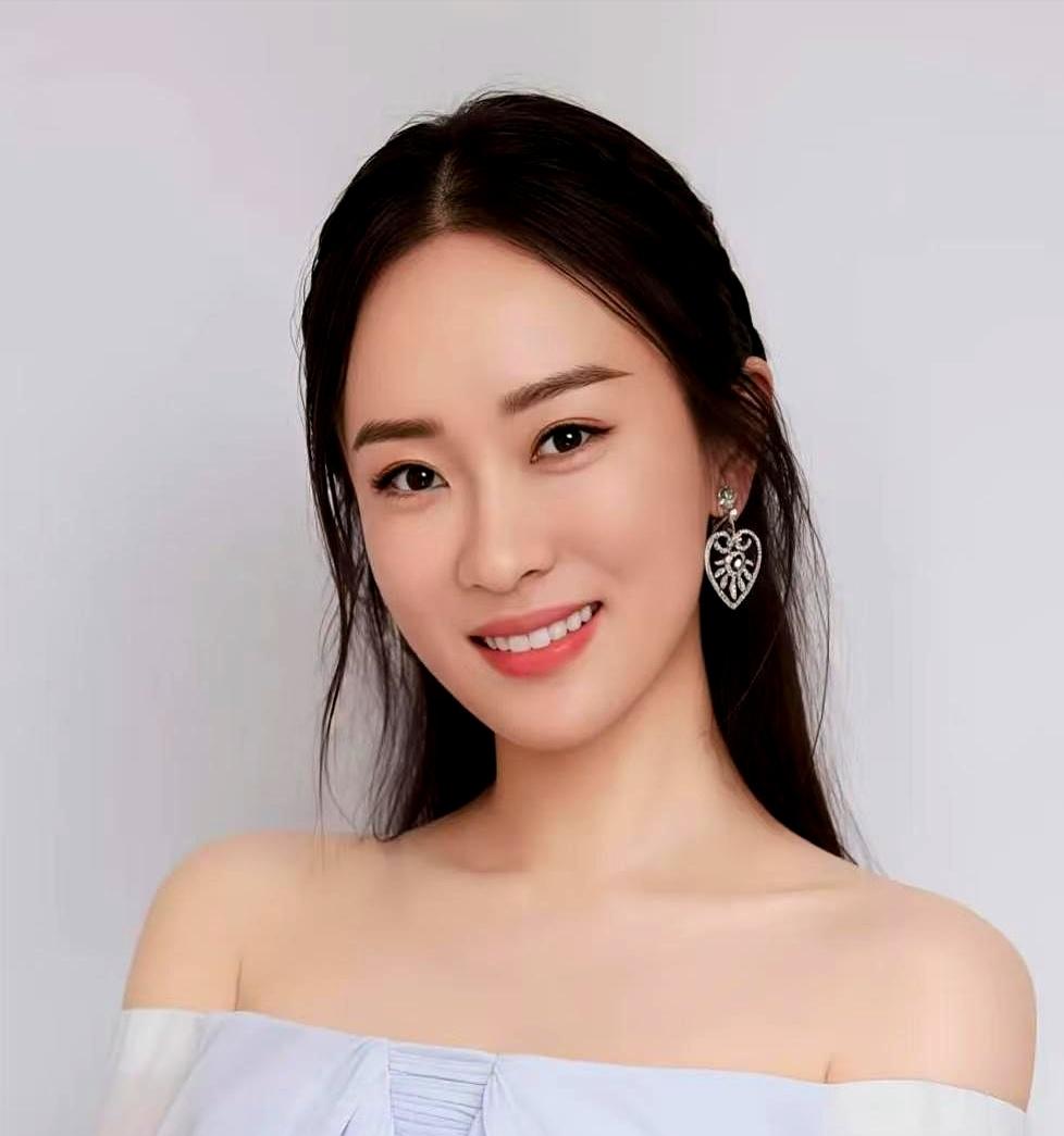 你以为霍思燕这么有钱全靠自己？别自欺欺人了，说实话，人家一个狗窝都值百万，养孔