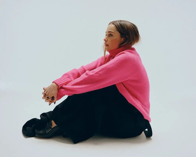 由“龙妈”艾米莉亚·克拉克主演的惊悚新片《当我们被黑暗爱上》计划于2027年