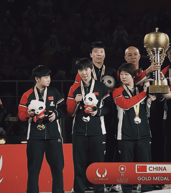 有爱又温馨一幕！王曼昱宝宝，真的是一位人美心善的女孩子啊！昨晚的颁奖典礼上，蒯曼