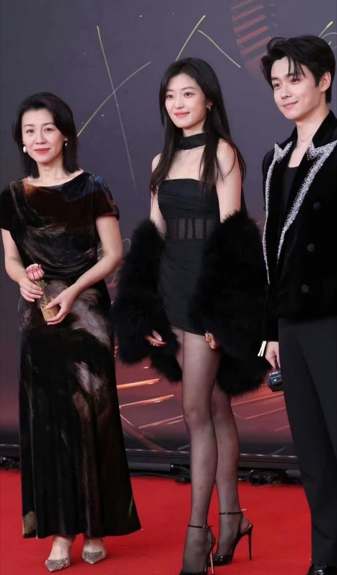 女明星为了红毯也是拼了孙千这个高跟鞋看起来好疼啊