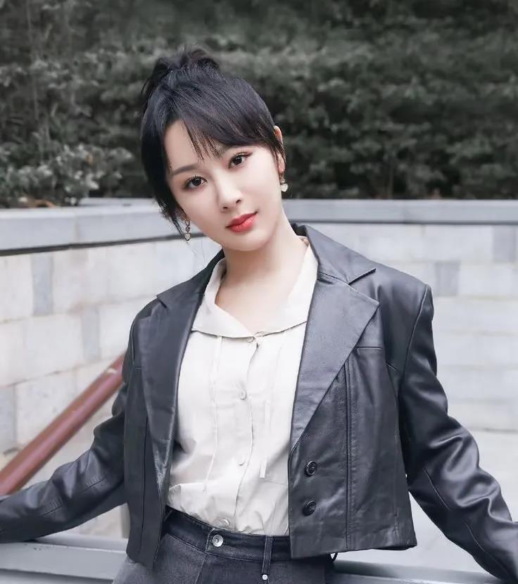 杨紫这回没拿奖，其实早有预兆，倒不是说她演技不好，也不是实力不够而是