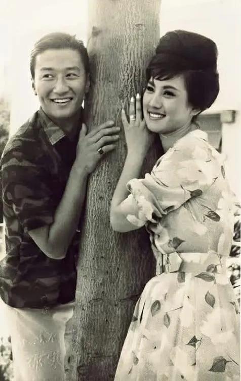 60年代，“光艺”制片公司的首席小生谢贤，与“光艺三花旦”其中之一的江雪合影。