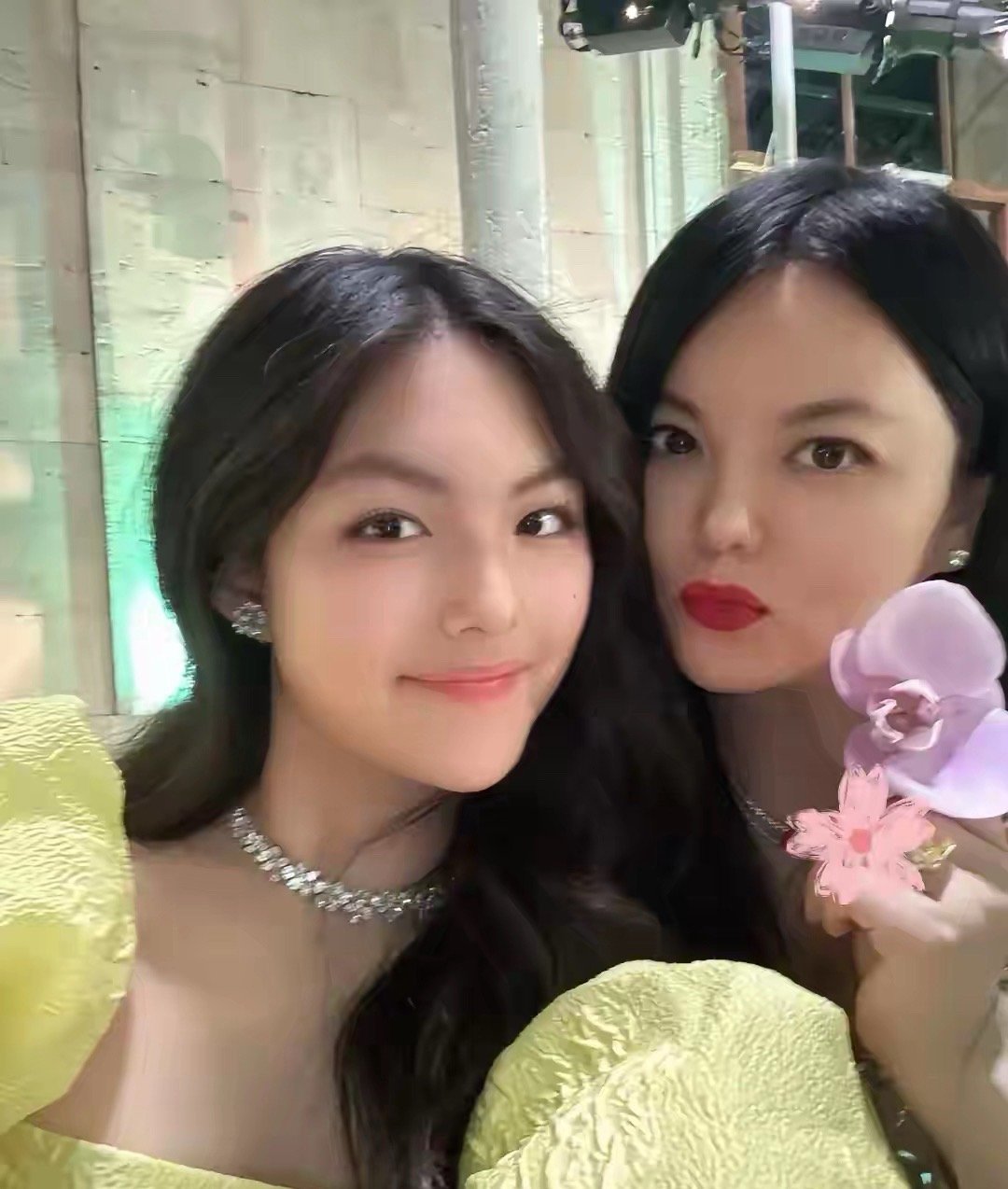 湘姐和女儿参加皇室聚会有钱人的日子就是豪富养的王思龄她这辈子吃过的苦估计是爸爸去