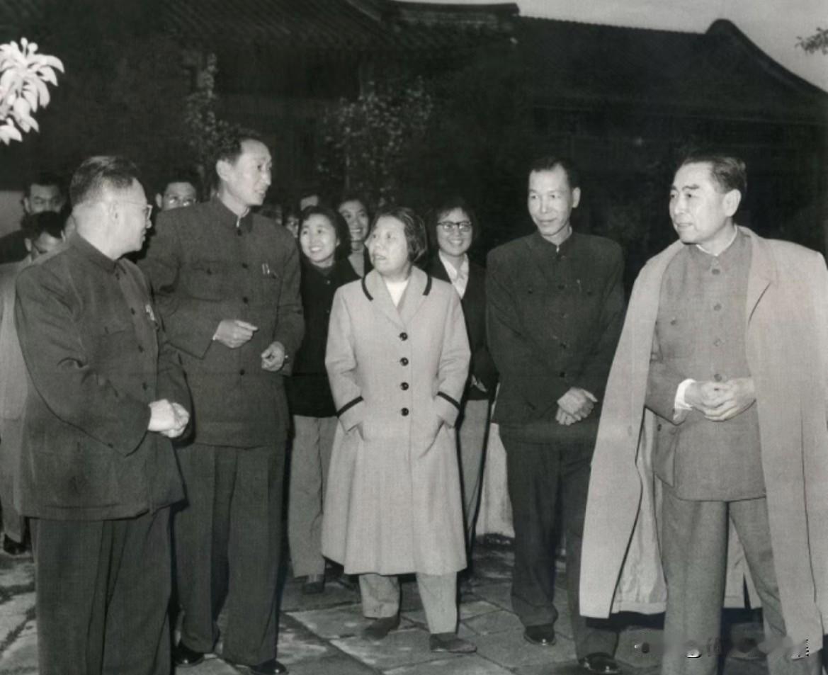 1963年4月12日，周恩来这路同摄影工作者在中南海西花厅，右起：周恩来、石少华