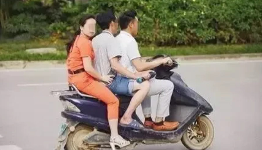 还有意外发现！河北石家庄，男子酒后骑着电动车送2名女同事回家，因骑车途中接妻子电