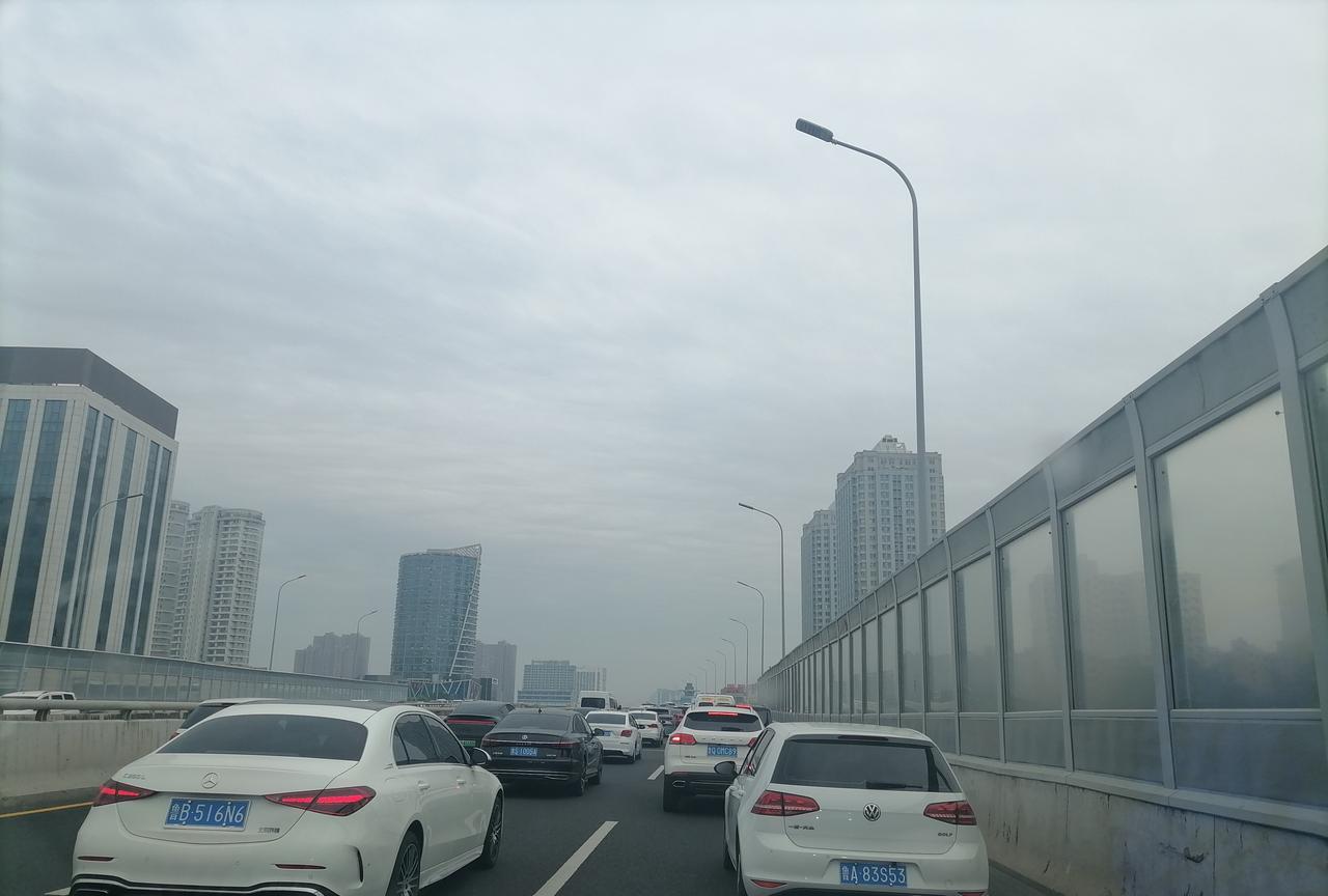 大家还记不记得在7年以前，我们跑高速，每到跨省那个分界还有收费站，也就是说全国还
