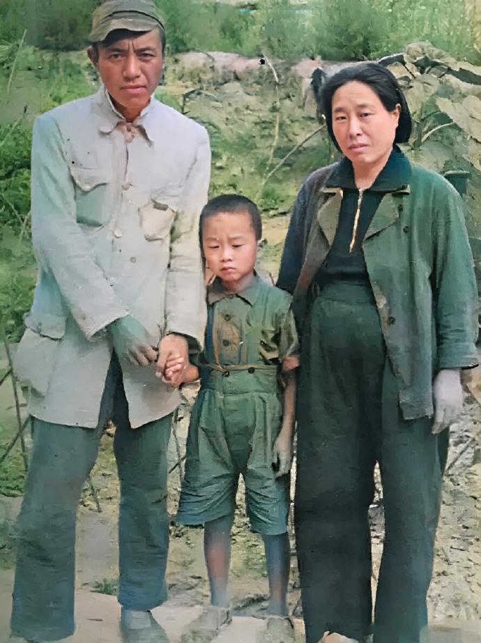 1946年4月，王若飞坐飞机从重庆回延安的时候，飞机坠毁不幸遇难，王若飞的妻子李