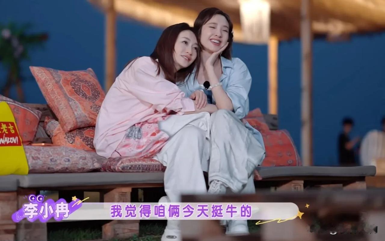 一档节目，孙怡给唐艺昕开门，结果只顾与唐艺昕拥抱，忽略了身后的李小冉。李小冉当时