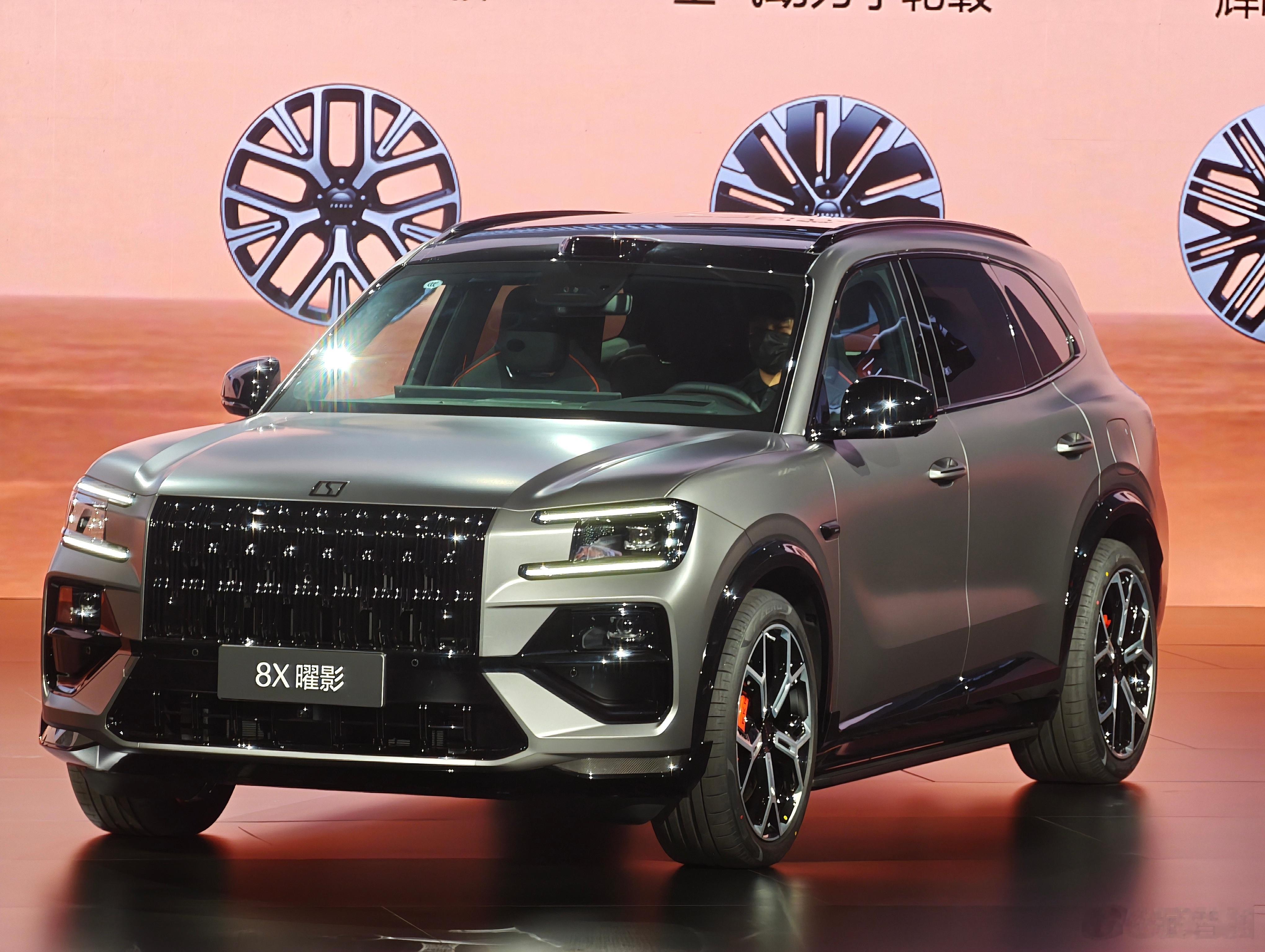 之前第一次拍极氪8X时，就非常喜欢这辆底盘和动力总成跟9X完全相同的“小9X”，