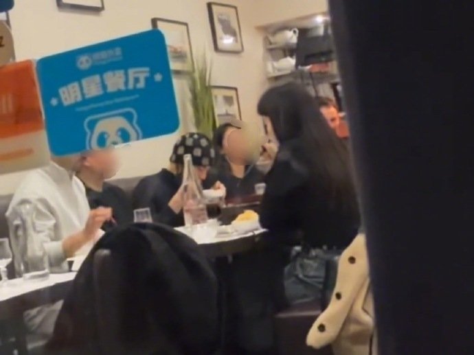 王鹤棣到巴黎也要吃川菜王鹤棣巴黎又去吃川菜了王鹤棣到巴黎也要吃川菜，谁懂这个人