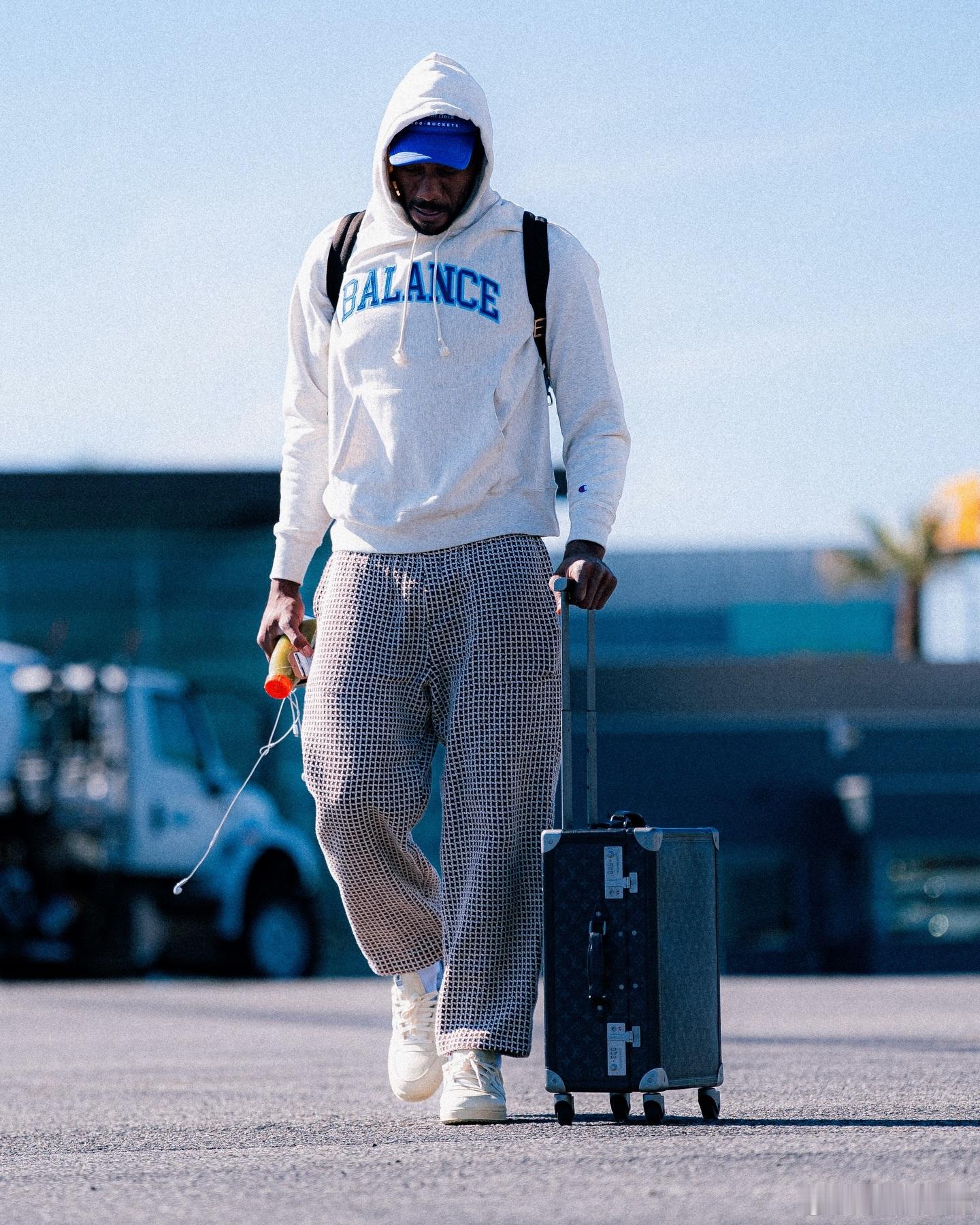 快船出发开启3连客，他们将先背靠背打鹈鹕，然后对阵独行侠！存疑的小卡和确定无法出