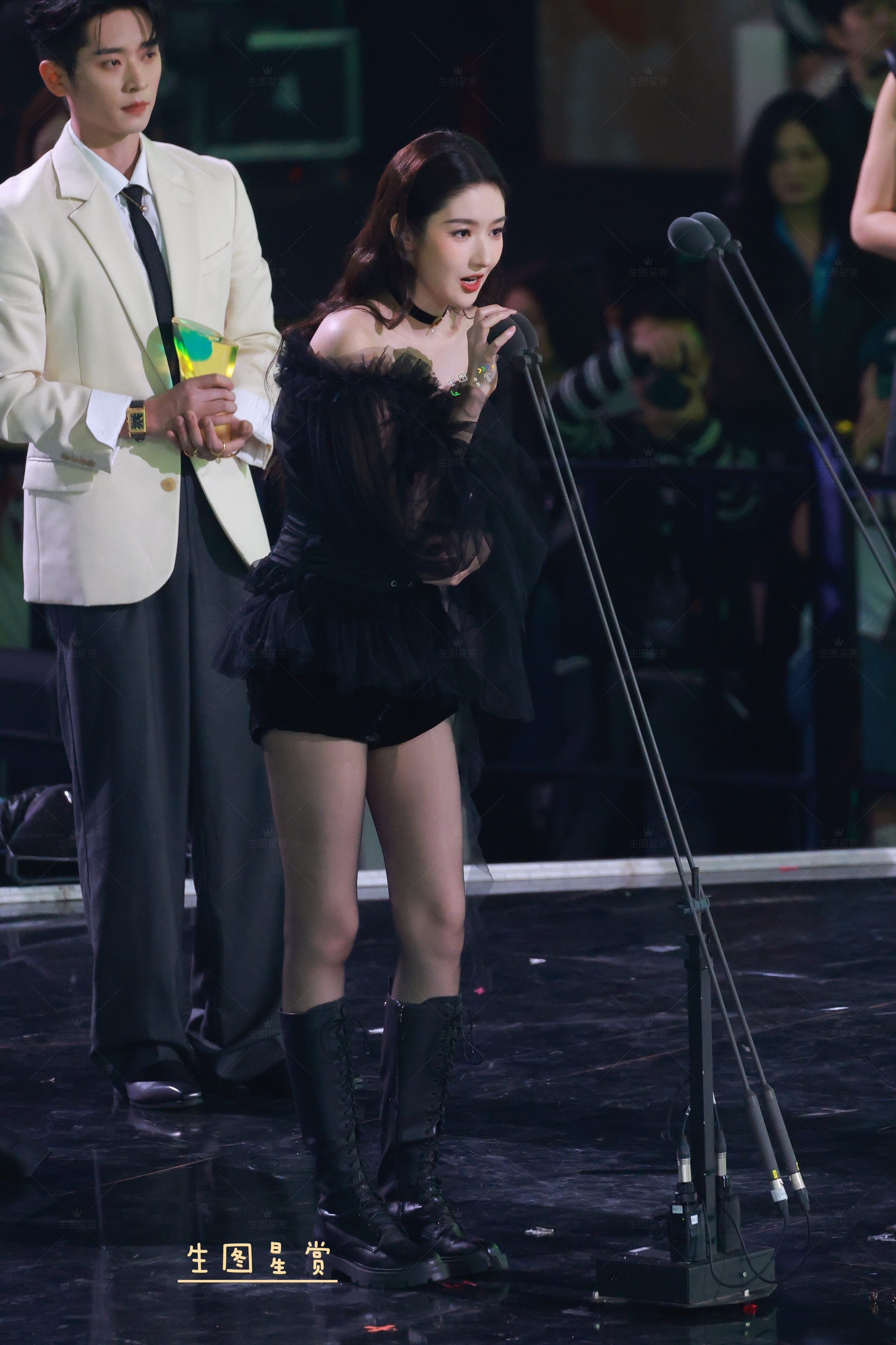 王玉雯星光大赏内场抖落一些靓照波浪卷王姐黑丝又雅又魅王玉雯现场聊不尽兴回休息室接