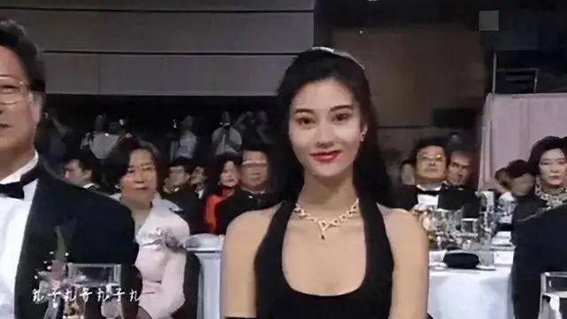 被老头“糟蹋”的4位女星,个个美丽动人,却鲜花插在牛粪上!