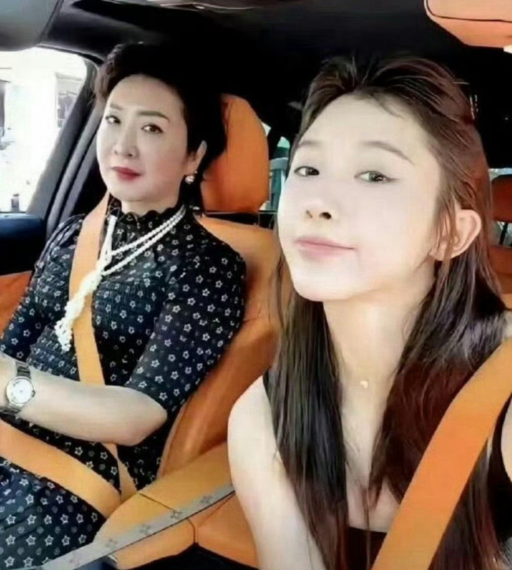 吴艳妮和妈妈合影，25年前和25年后，变化老鼻子大啦！