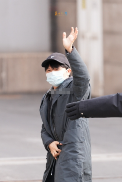 衣服穿了十几年还这么保暖，难怪他会年年安利。这不仅仅是一件御寒的衣物，更像是陪伴